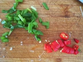 小米辣和小葱切段。