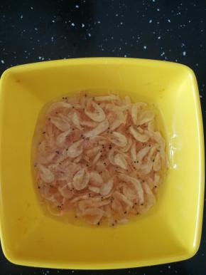 虾米泡水，清洗。