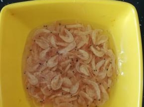 虾米泡水，清洗。