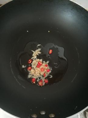 热锅凉油，放入虾米和小米辣煸香。