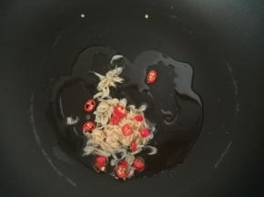热锅凉油，放入虾米和小米辣煸香。