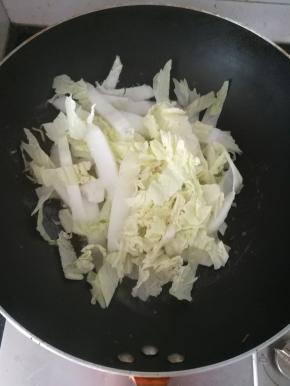 虾米去香味后，加入白菜翻炒。