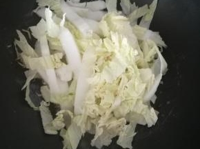 虾米去香味后，加入白菜翻炒。