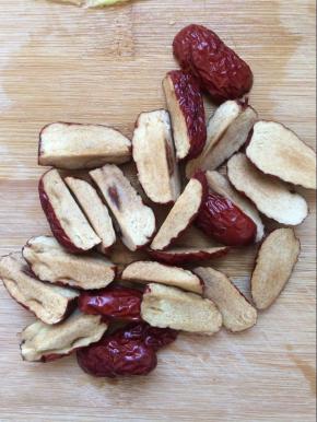 红枣用厨房剪刀剪开