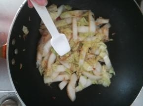 加入一点食盐。翻炒一到两分钟。