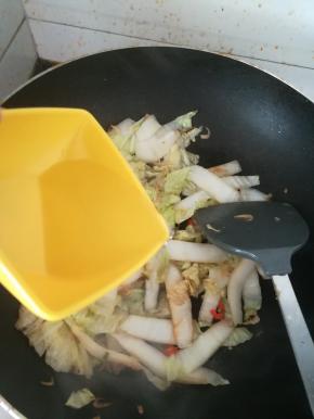 加入清水，焖两三分钟。