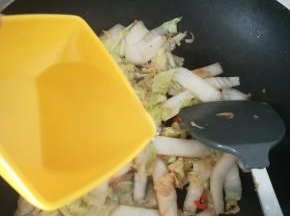 加入清水，焖两三分钟。