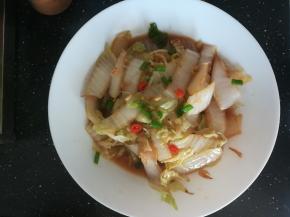 出锅撒上小葱装饰。