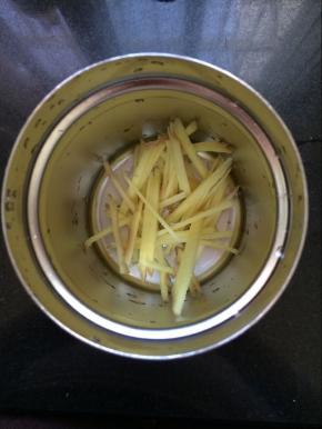 取一个焖烧壶，放入姜丝