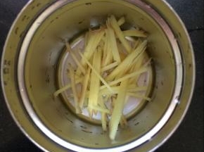 取一个焖烧壶，放入姜丝