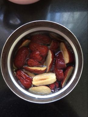 倒入适量的热水