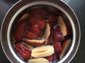倒入适量的热水