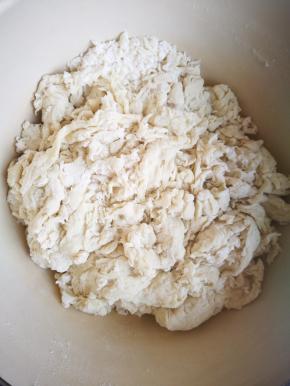 倒进面粉是，搅成絮状，碱水和面，会让面皮非常劲道