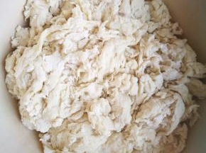 倒进面粉是，搅成絮状，碱水和面，会让面皮非常劲道