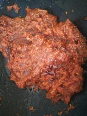 调好后，加香油拌匀，碗太小了，我转移到锅里操作