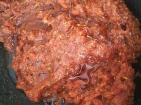 调好后，加香油拌匀，碗太小了，我转移到锅里操作