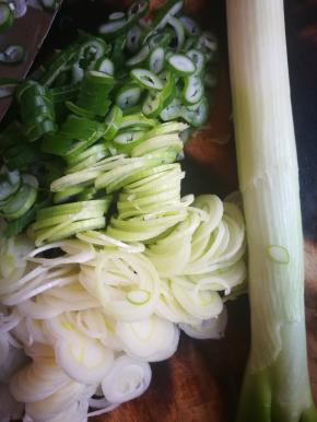 大葱洗净切细丝