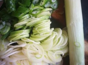 大葱洗净切细丝