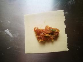 准备一块馄饨皮，放入肉馅