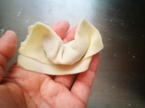 倒过来，两边对折，看图操作，很简单的哈