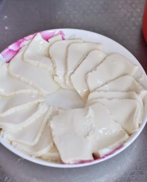 将豆腐摆在盘中，上锅蒸2分钟。