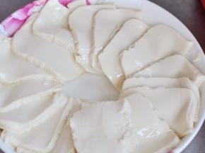 将豆腐摆在盘中，上锅蒸2分钟。