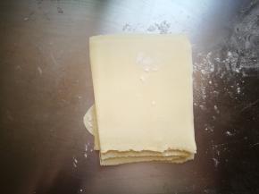 洒粉防粘，折叠在一起，用刀切