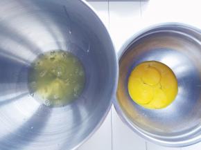 蛋清与蛋黄分离，分别装入无水无油的打蛋盆中