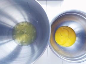 蛋清与蛋黄分离，分别装入无水无油的打蛋盆中
