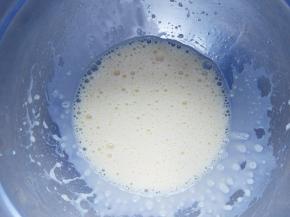 将蛋黄中加玉米油和牛奶，搅拌到表面没有油星的状态