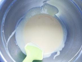 筛入低筋粉，翻拌均匀，放在一边备用