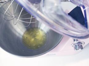 将装着蛋清的打蛋盆安装在厨师机中