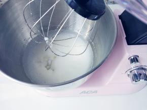 启动低速3-5打发蛋白，分三次加入细砂糖