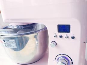 冷藏的淡奶油加入细砂糖，放入ACA厨师机中，中低速打发