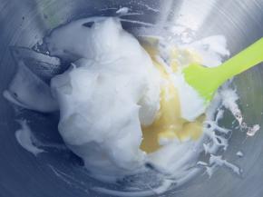 蛋白打发到大弯钩状态，分三次加入蛋黄糊中，从底部翻拌均匀