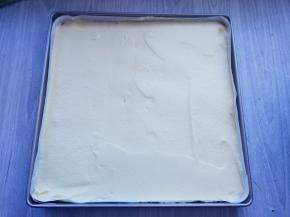 倒入铺了油纸的金盘中，表面抹平，轻震几下