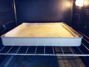 放入预热好的烤箱中层，上下火155度烤15分钟左右