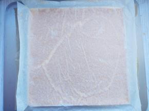 烤好后取出，表面盖一层油纸，翻面倒扣，晾凉