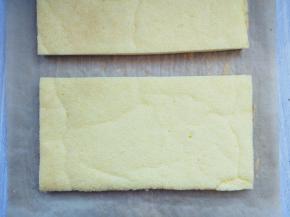 晾凉后，揭开表面油纸，表面就成了毛巾面，切去边角，分成两块，取其中一块