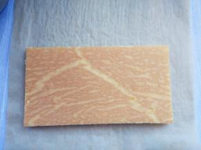 将切好的蛋糕体底面朝上