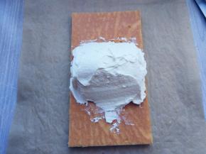 用抹刀将淡奶油堆在中间