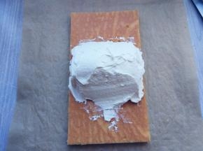 用抹刀将淡奶油堆在中间