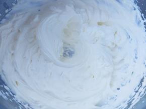 打发到裱花状态后，取出