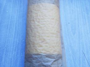 卷动油纸，将蛋糕体两端朝中间卷起，接口朝下，入冰箱冷藏片刻