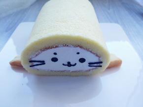 用融化的黑巧克力在淡奶油表面画上五官即可