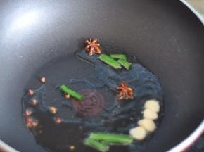 锅里倒入油，放入花椒、大料、葱、蒜爆香。