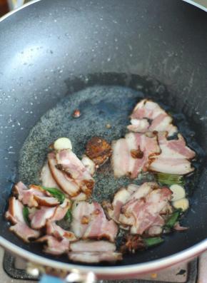 放入腊肉翻炒。
