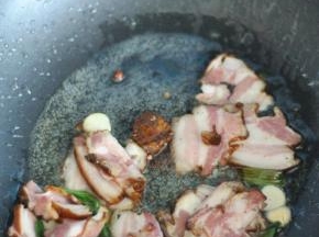 放入腊肉翻炒。