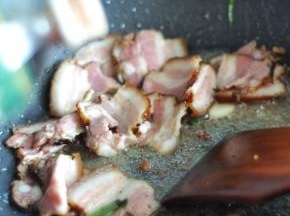 加入料酒、生抽。