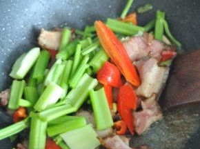 加入西芹、红椒。